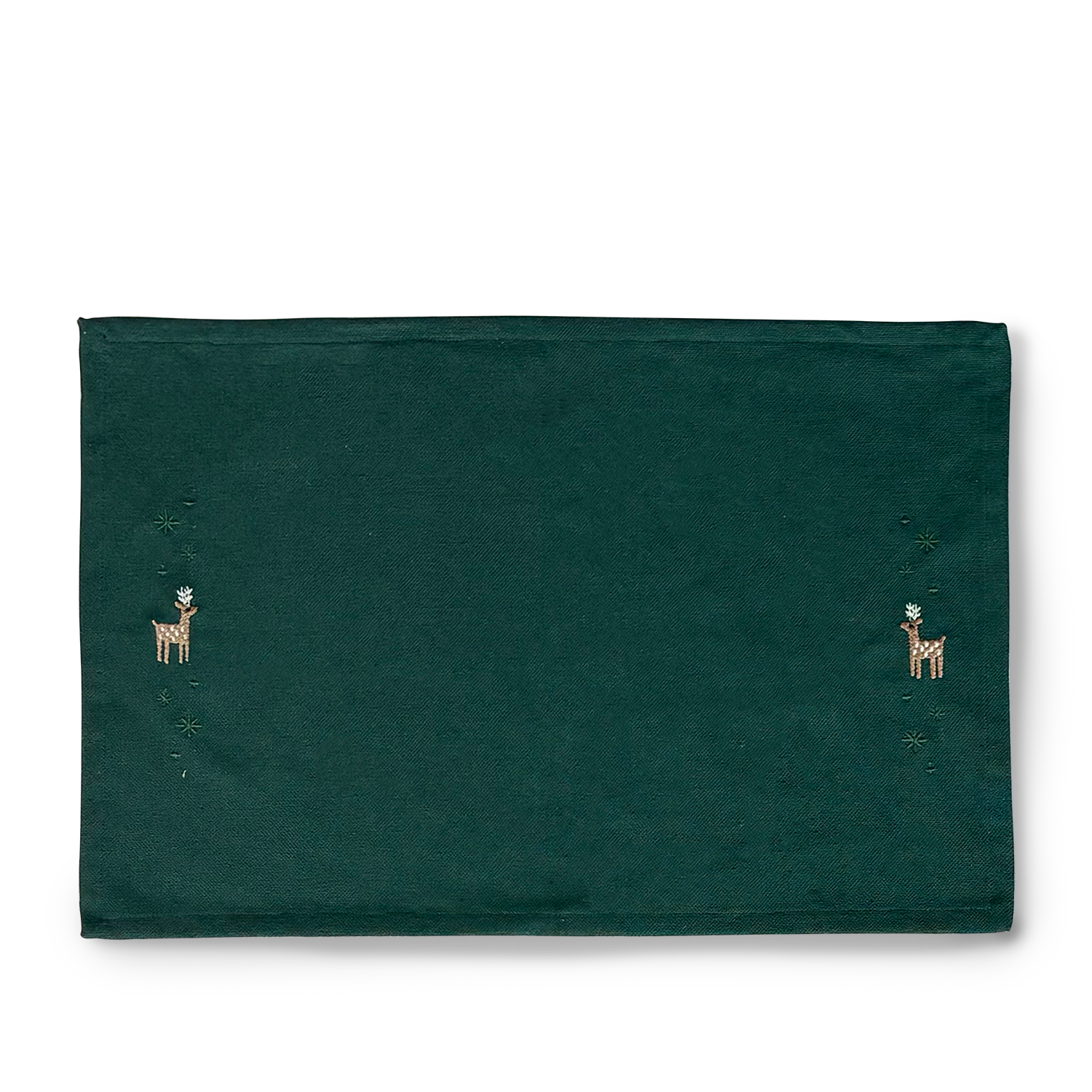 Juna Christmas Fable inviterer dig ind i et magisk juleunivers, hvor tekstiler i moderne design kombineres med klassiske traditioner. Kollektionen er fyldt med varme, legende detaljer og et strejf af humor, som giver julen et både nutidigt og personligt u