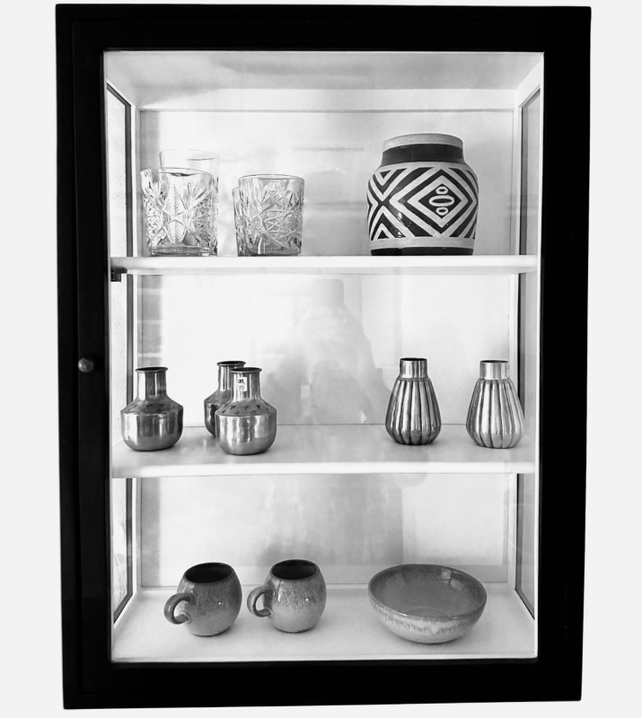 Sort væghængt skab m. hylde