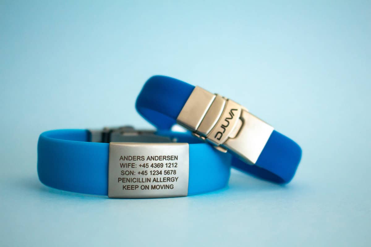 DJUVA Beat ID armbånd med gråt skilt