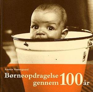 'Børneopdragelse gennem 100 år' - Brugt bog - Anette Vestergaard