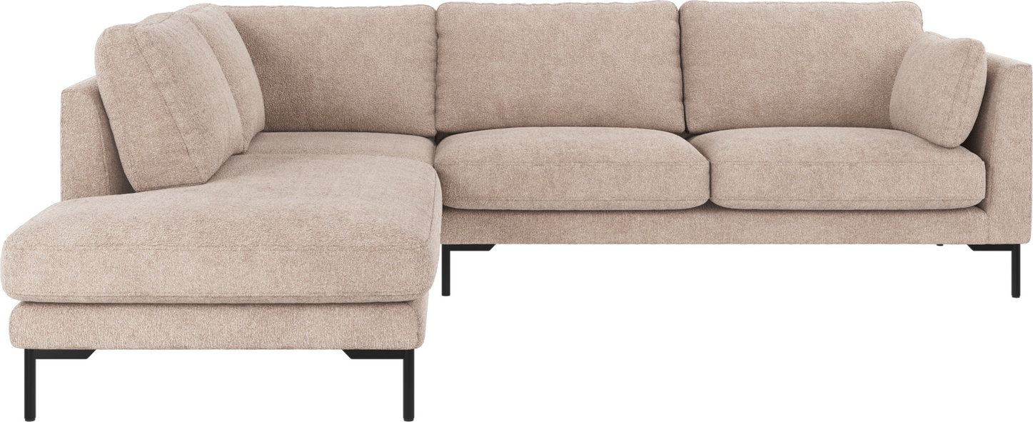 Hjørnesofa Rowico Corwin venstrevendt Greg 3 i lysebeige med pulverlakerede sorte metalben 266×226×83 cm