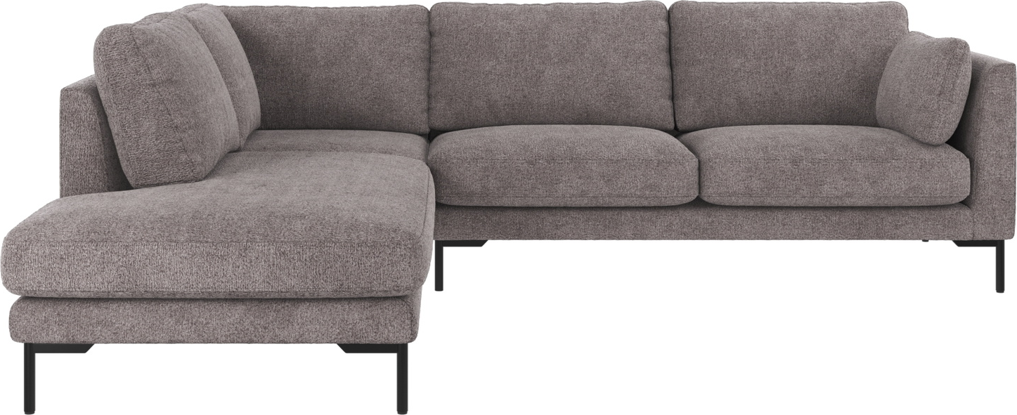 Hjørnesofa Rowico Corwin venstrevendt i Greg 18 grå polyesterstof med sorte metalben 226×266 cm skandinavisk design