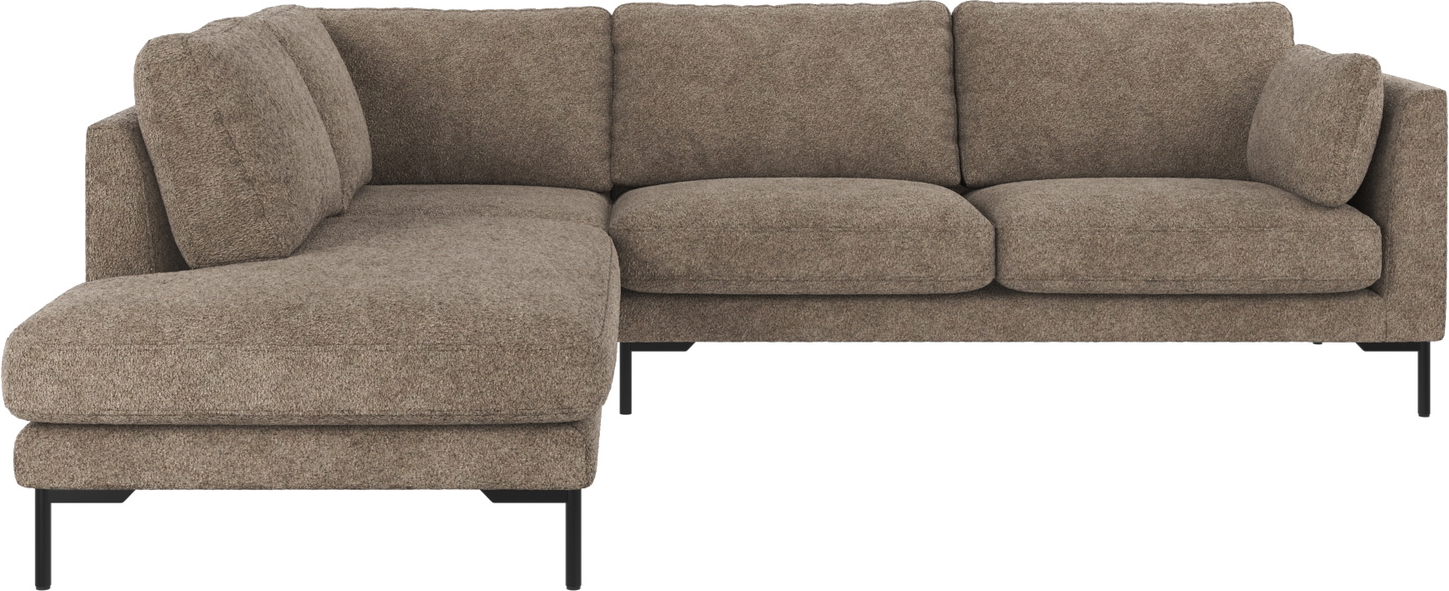 Hjørnesofa Rowico Corwin venstrevendt mørk beige med pulverlakerede sorte metalben og slidstærkt 100% polyesterbetræk 266x226 cm