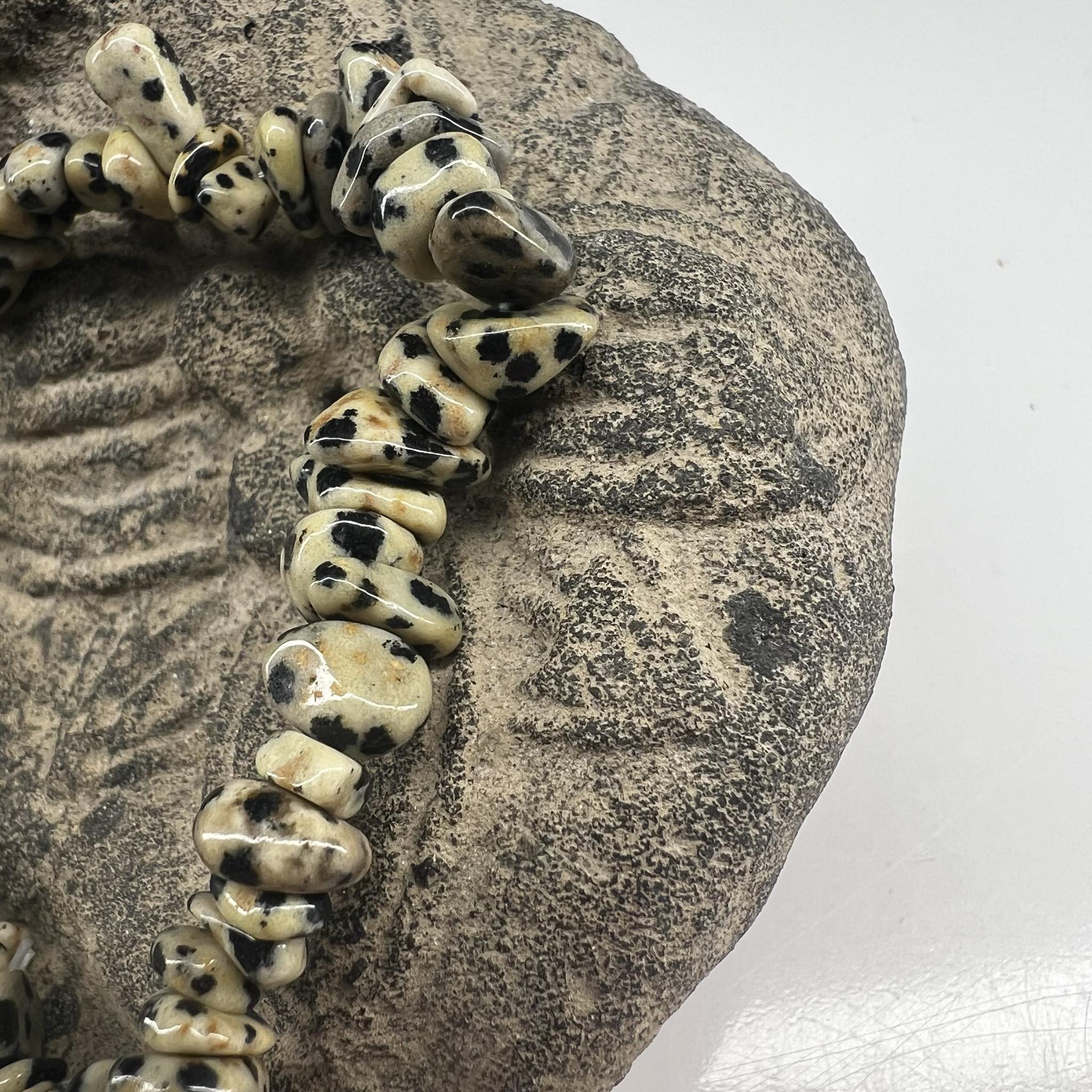 Krystal chips armbånd - Dalmatiner Jaspis