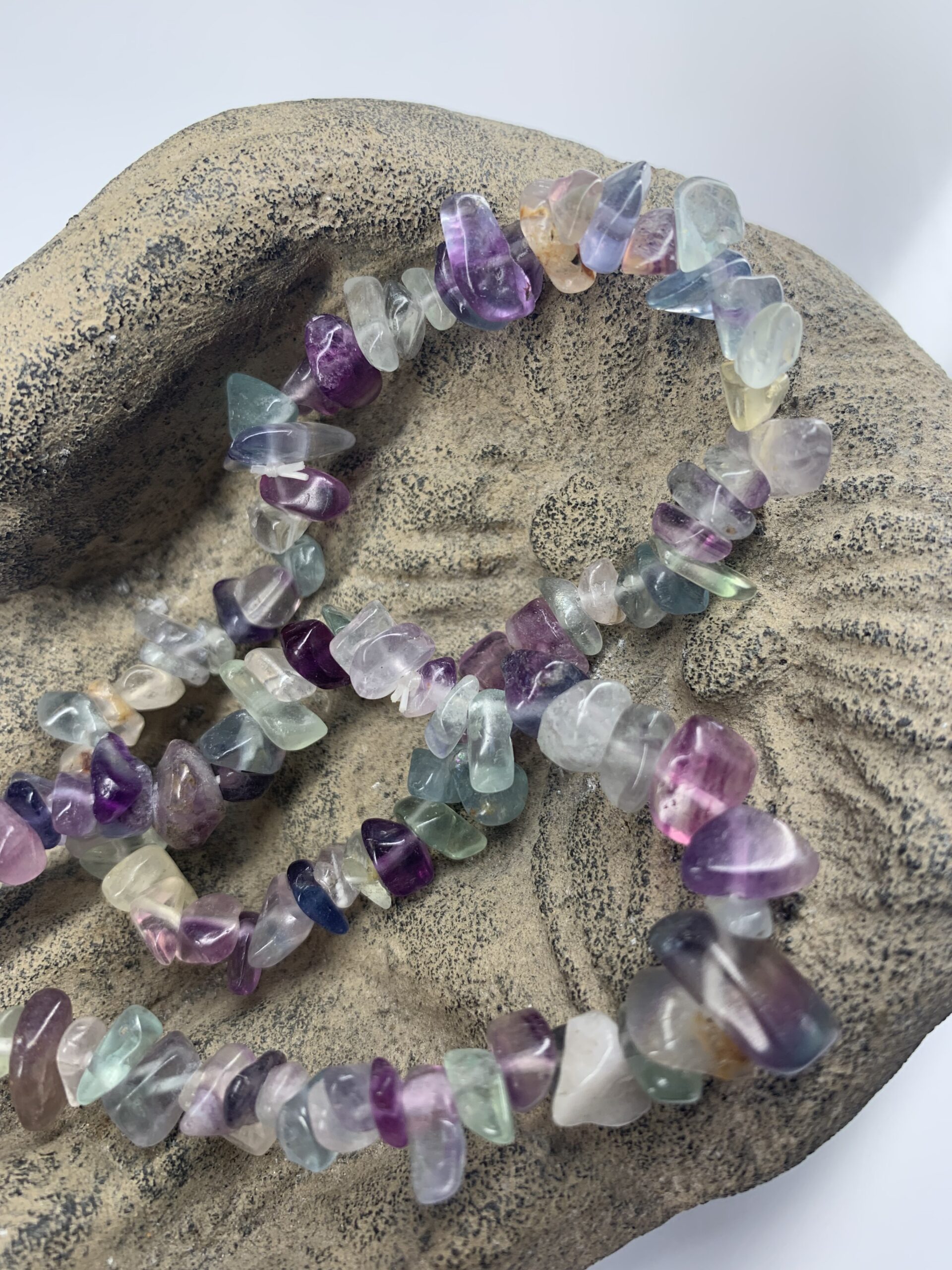 Krystal chips armbånd - Regnbue fluorit