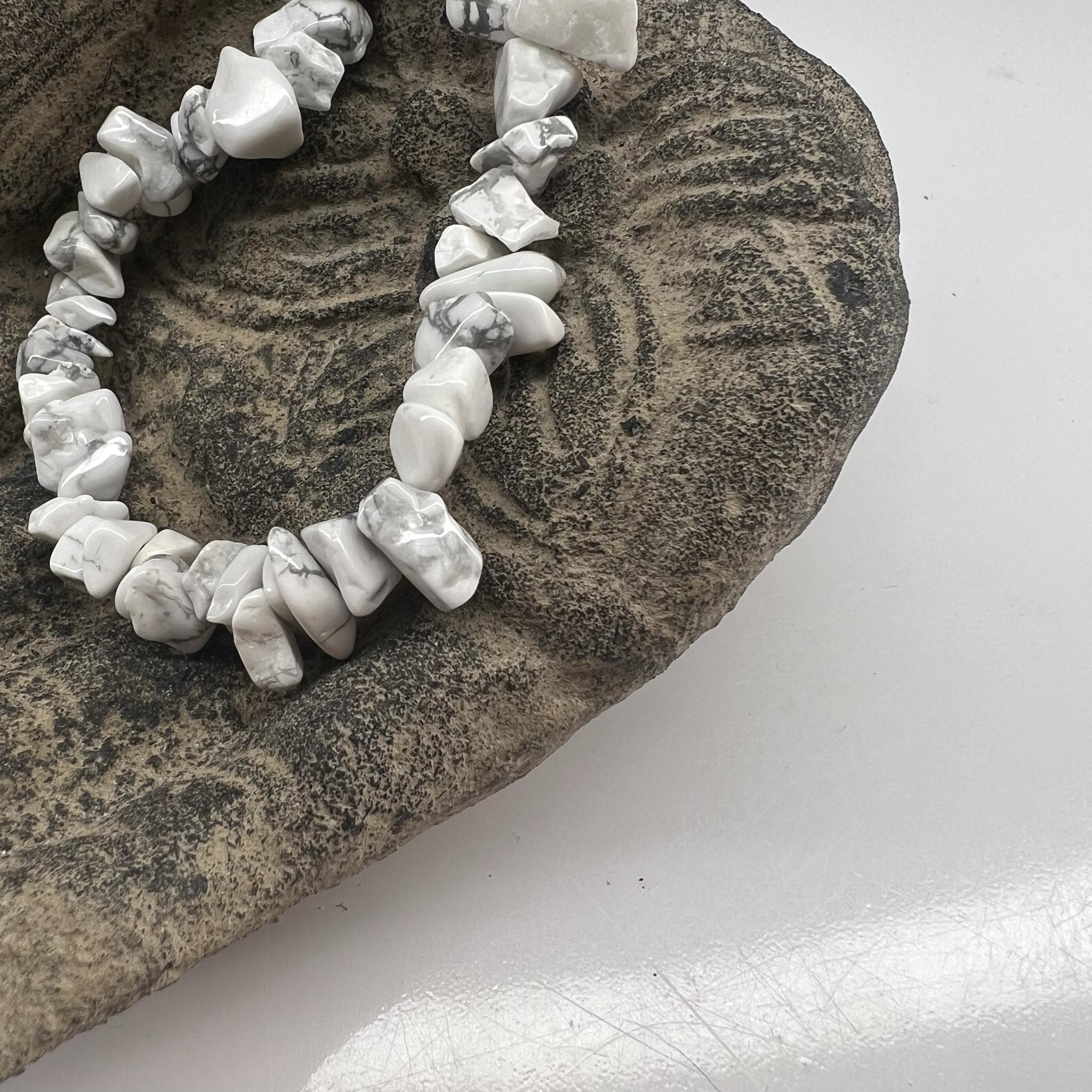 Krystal chips armbånd - Howlit