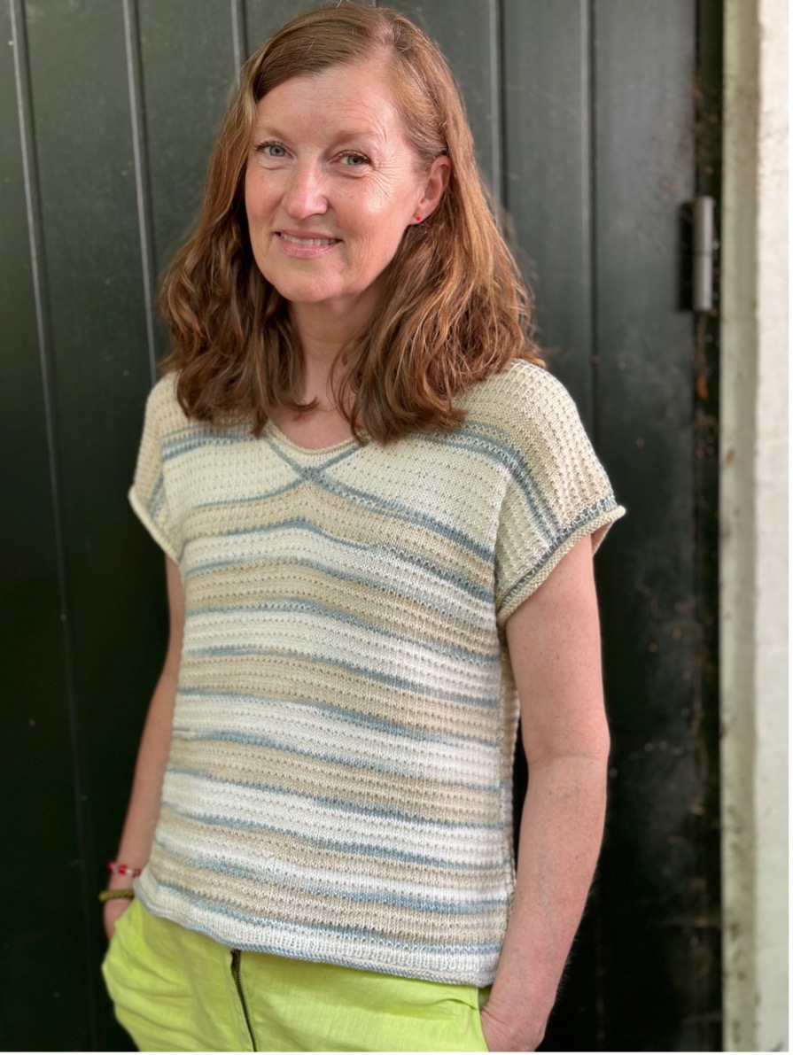 Sommerens bluse V-hals og vingeærmer