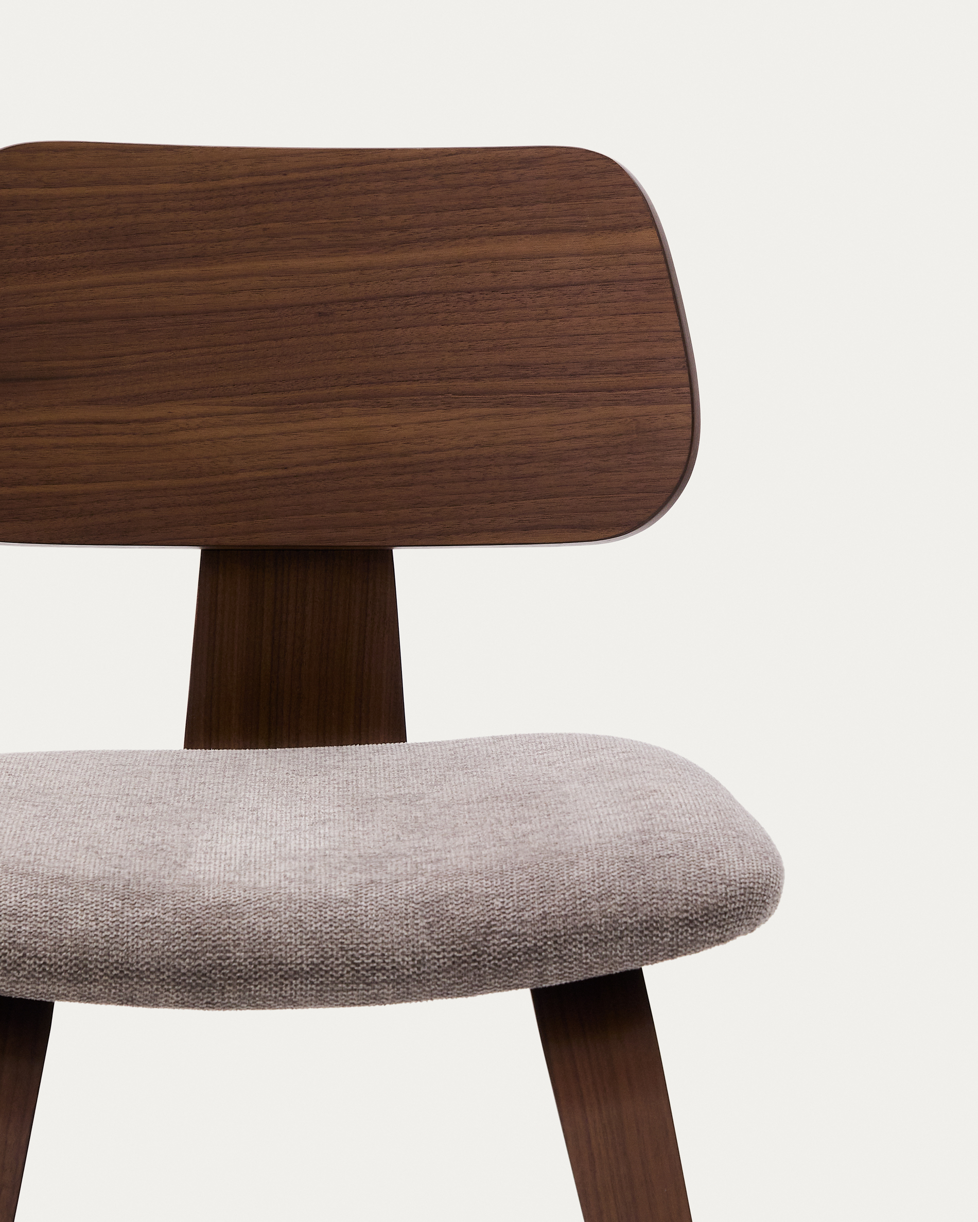 KAVE HOME Gena spisebordsstol - beige chenille stof og brun valnøddefinér