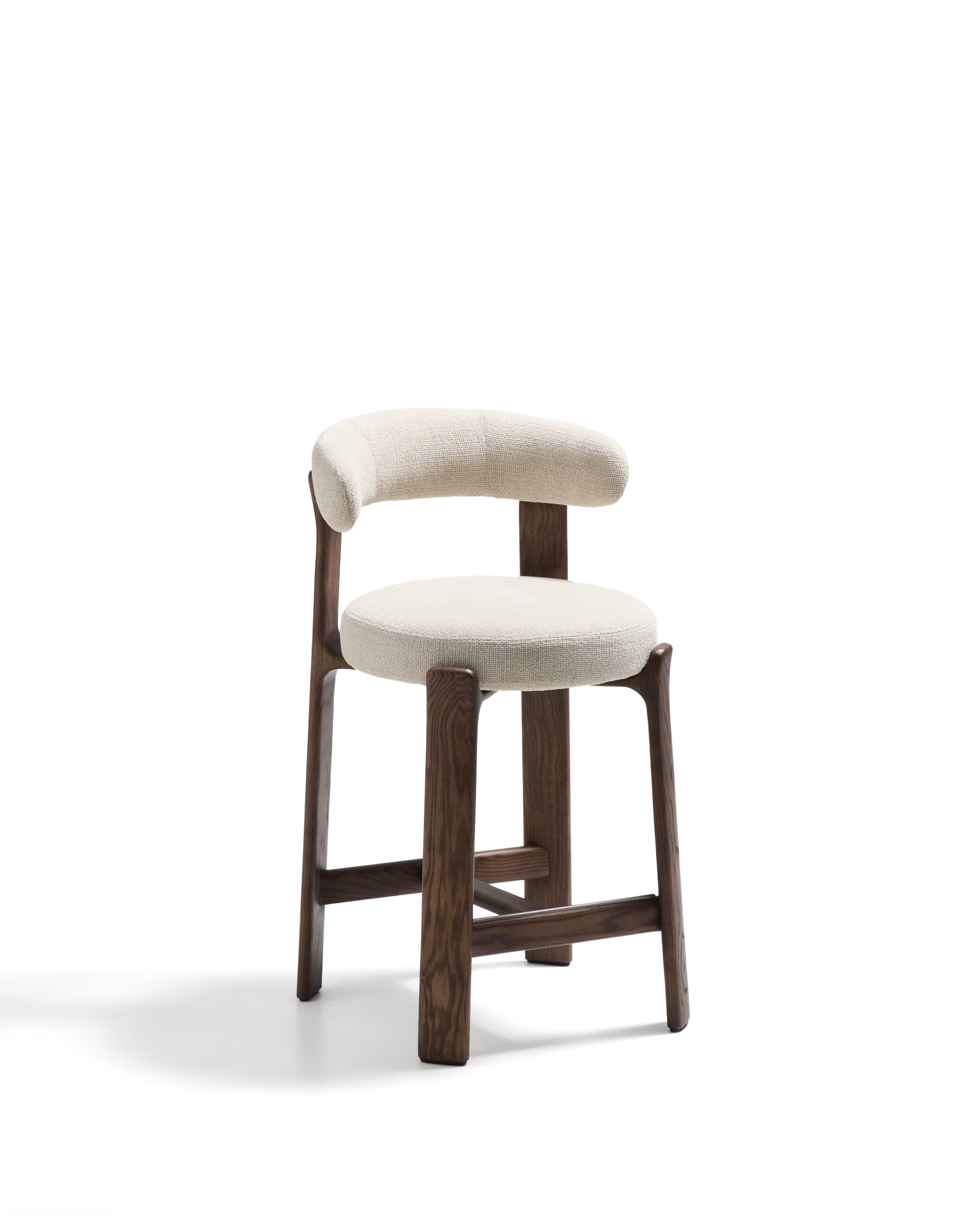 KAVE HOME Granit barstol, m. ryglæn og fodstøtte - beige chenille og valnøddefarvet asketræ (65)