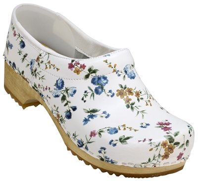 Den gode "gammeldags" Træsko med træsål, med kappe. Hvid med blå blomster og naturfarvet sål 37