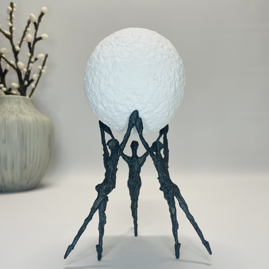 Sammen er vi stærke - bronzeskulptur med sten