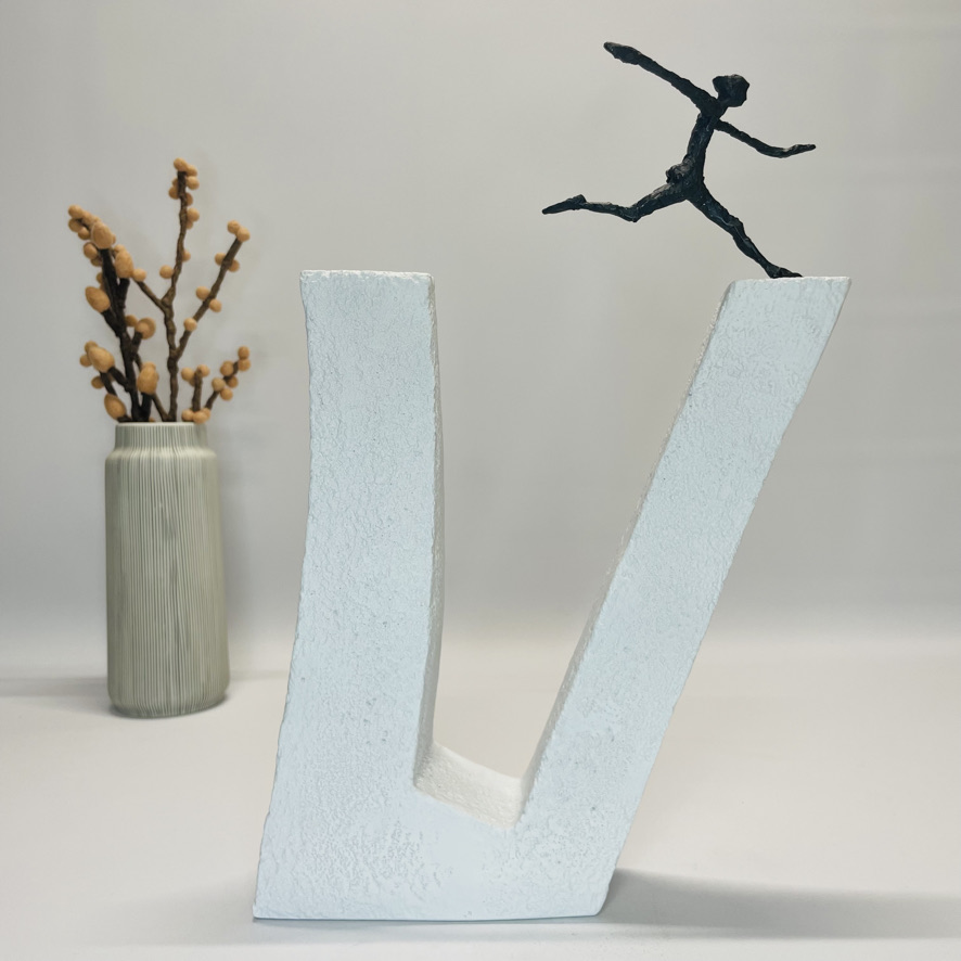 Hvo intet vover - bronzeskulptur på sten