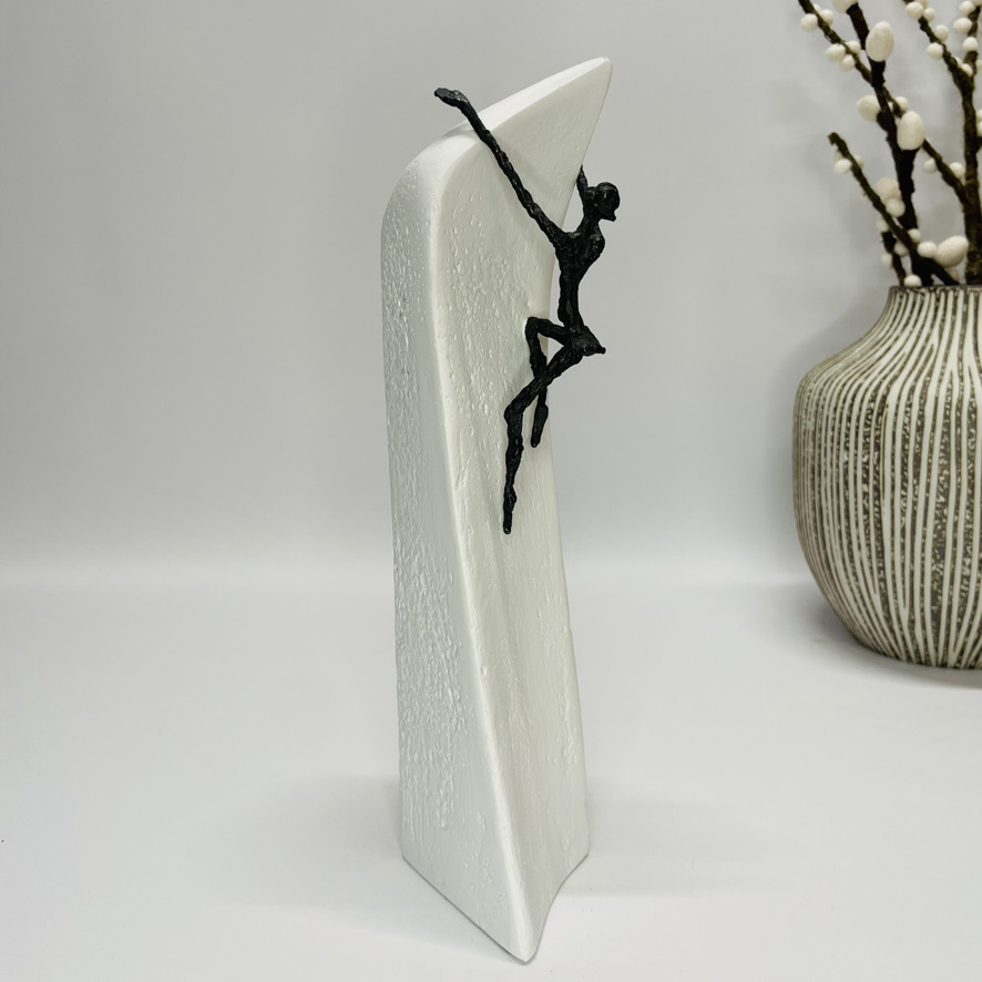 Alt er muligt - bronzeskulptur på sten