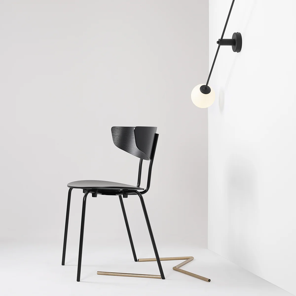 Point - Væglampe i sort metal og hvidt glas