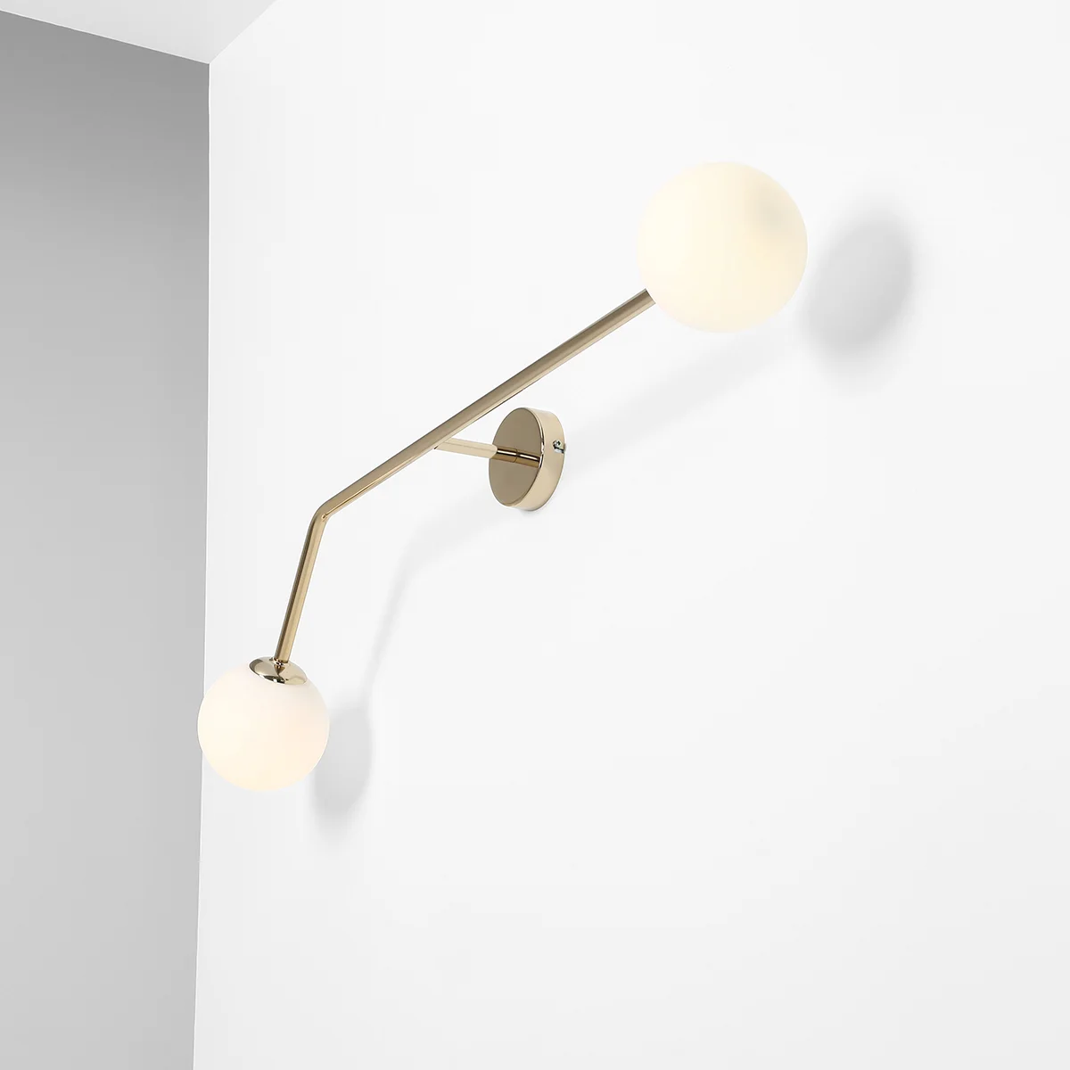 Limelight - Væglampe i guldfarvet metal og hvidt glas, bredde 97 cm