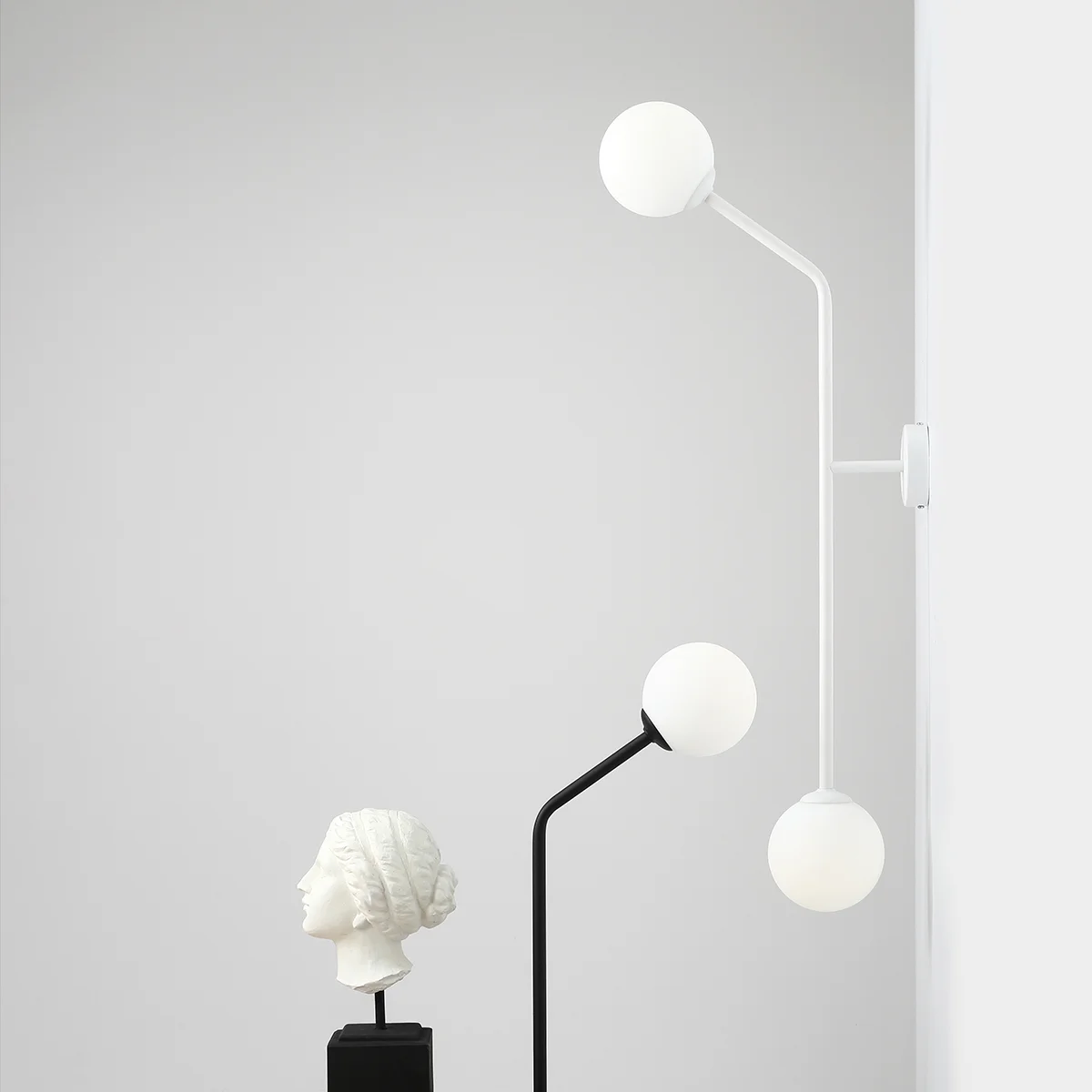 Limelight - Væglampe i hvidt metal og hvidt glas, højde 99 cm