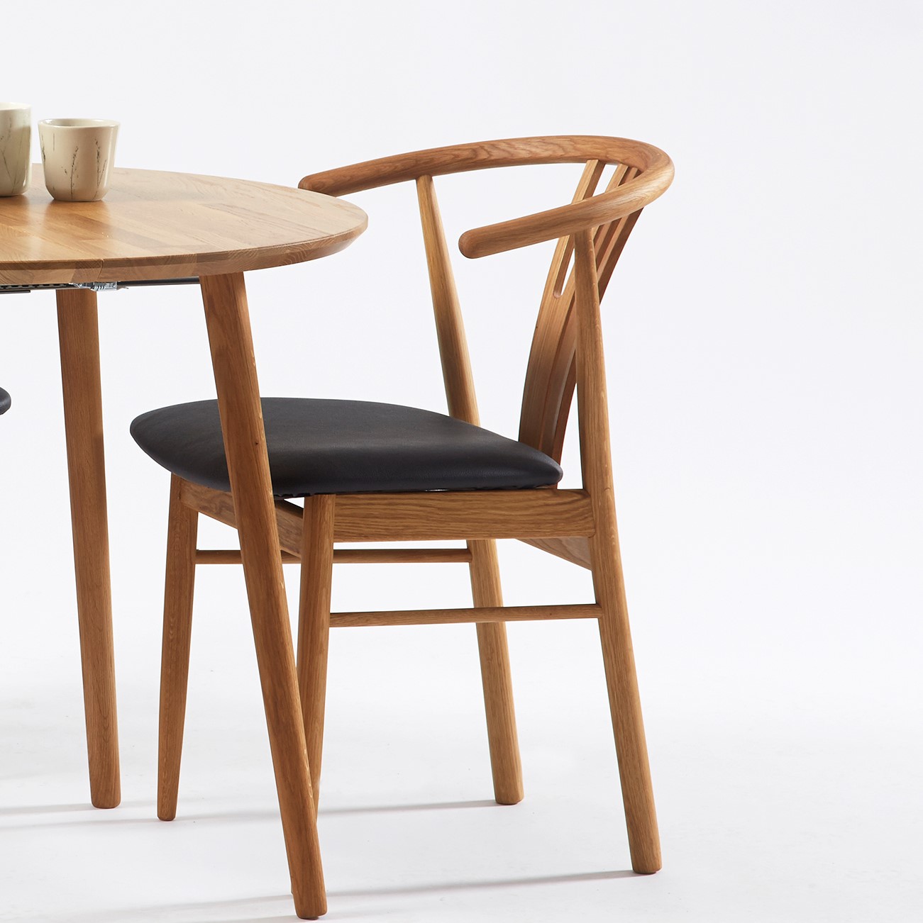 DC 58 - 2 Spisebordsstole i eg og sort læder Lakeret