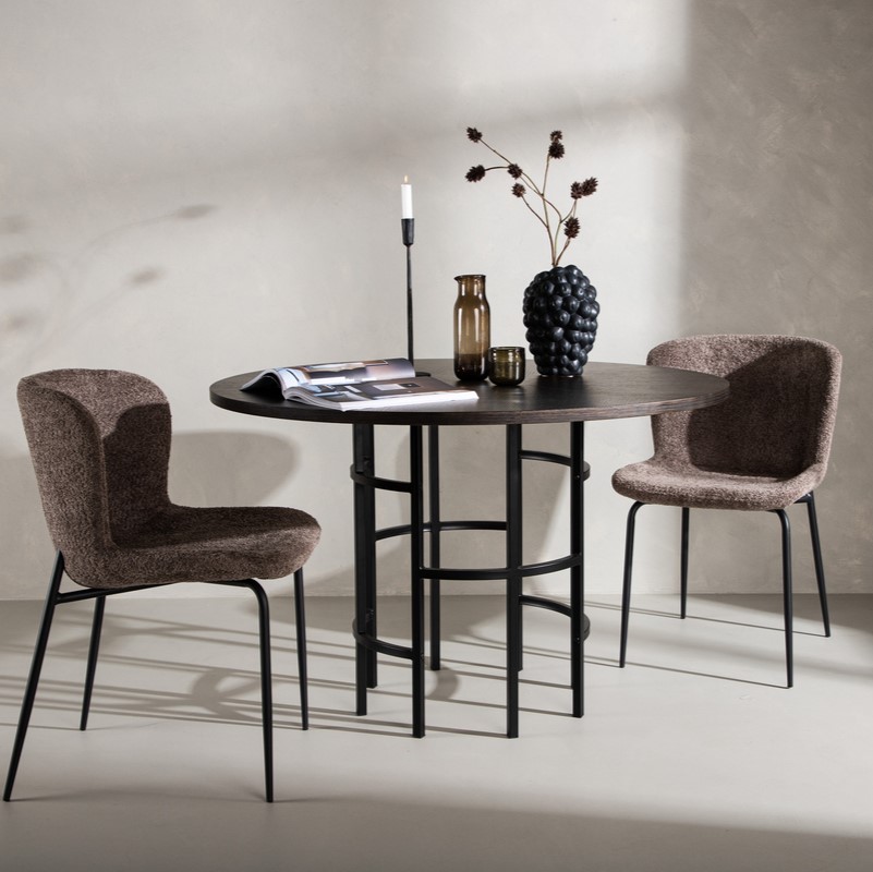 Dania - Spisebord i brunfarvet egefiner, diameter 115 cm.