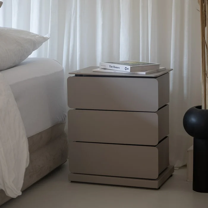 Carson - Kommode med tre skuffer i silky taupe farvet metal