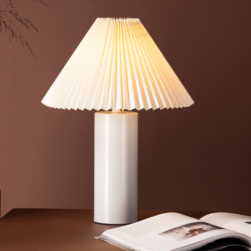 Bangor- Bordlampe i lysegrå metal og stof