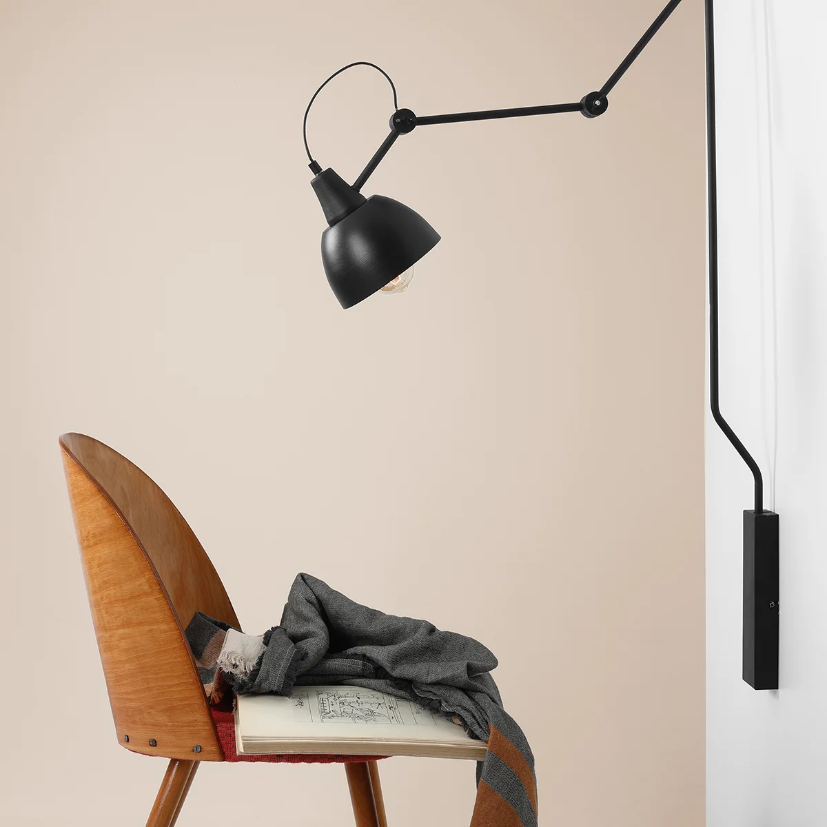 Verdi - Væglampe i sort metal