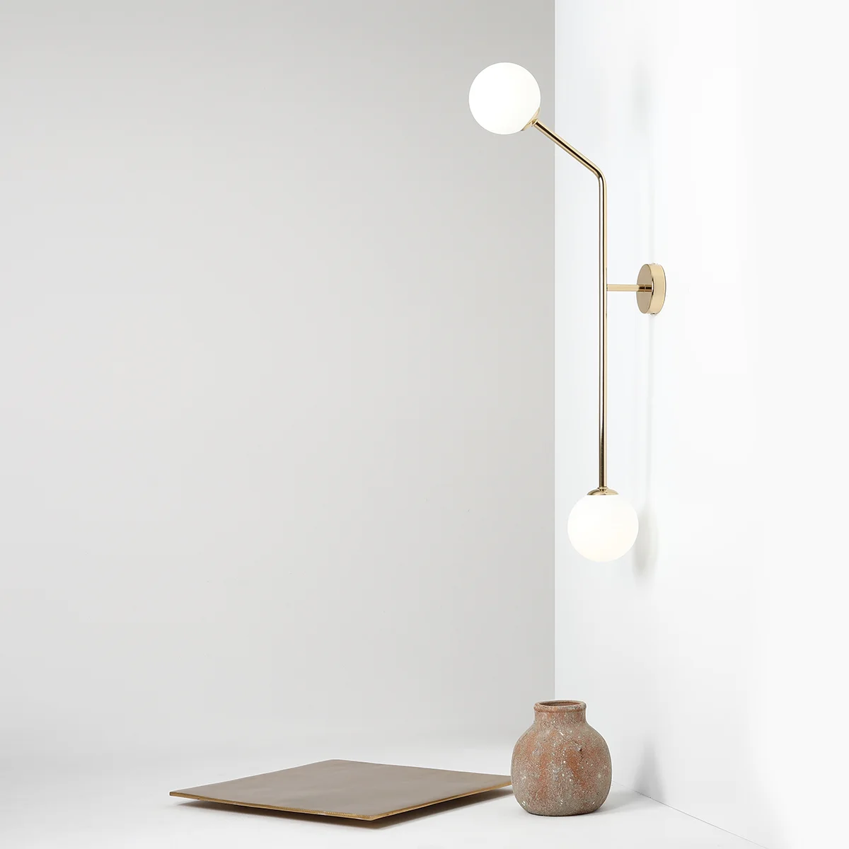 Limelight - Væglampe i guld farvet metal og hvidt glas, højde 99 cm