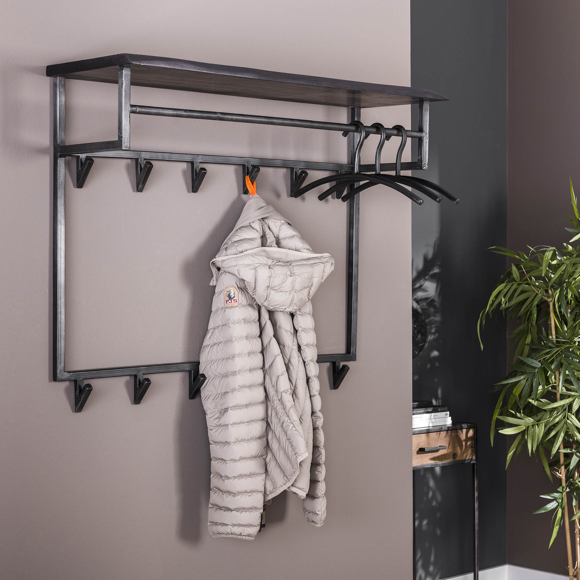 Acai88 - Hattehylde i massivt sortlakeret akacietræ med knager