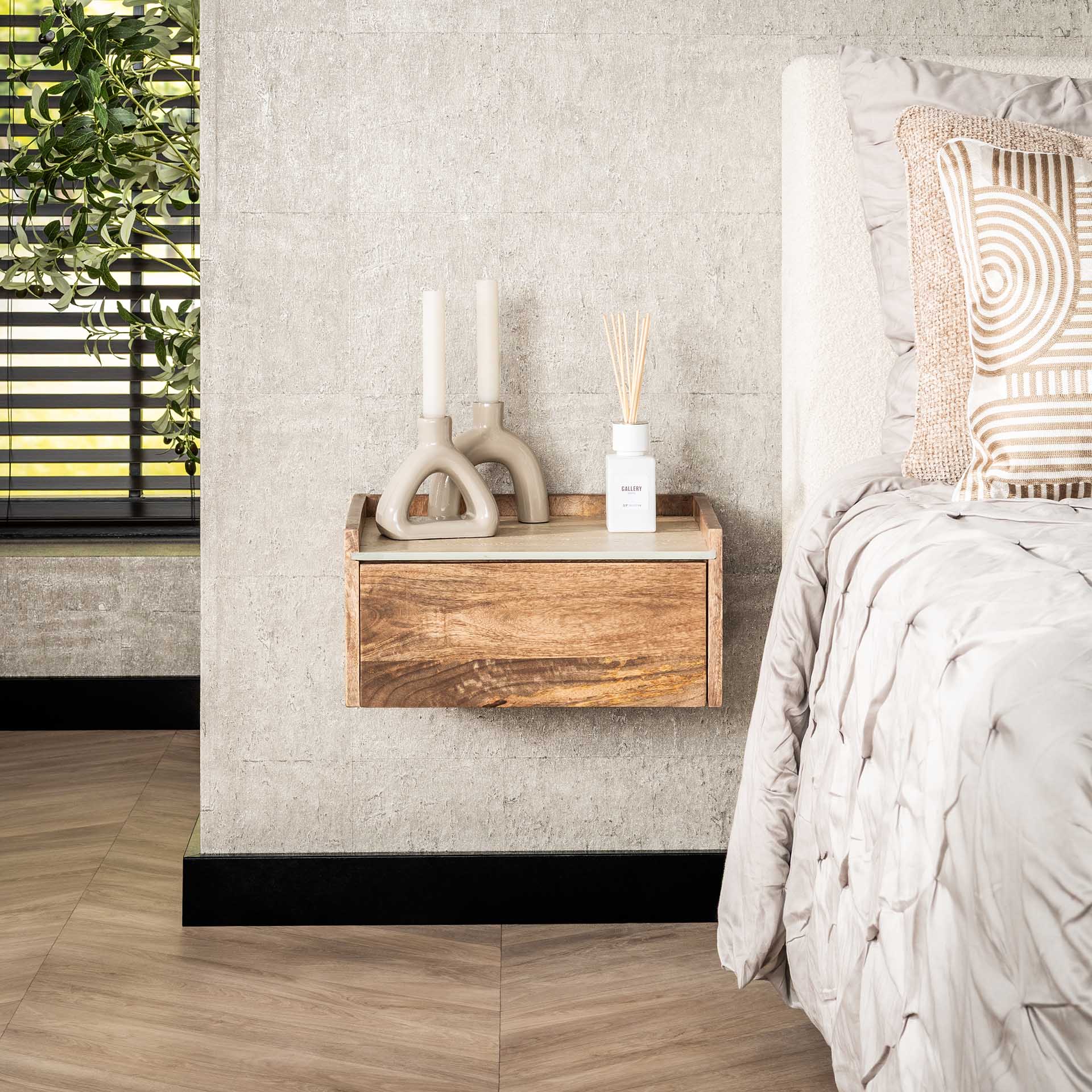 Cerro - Sengebord væghængt i mango og travertin, højde 19 cm.