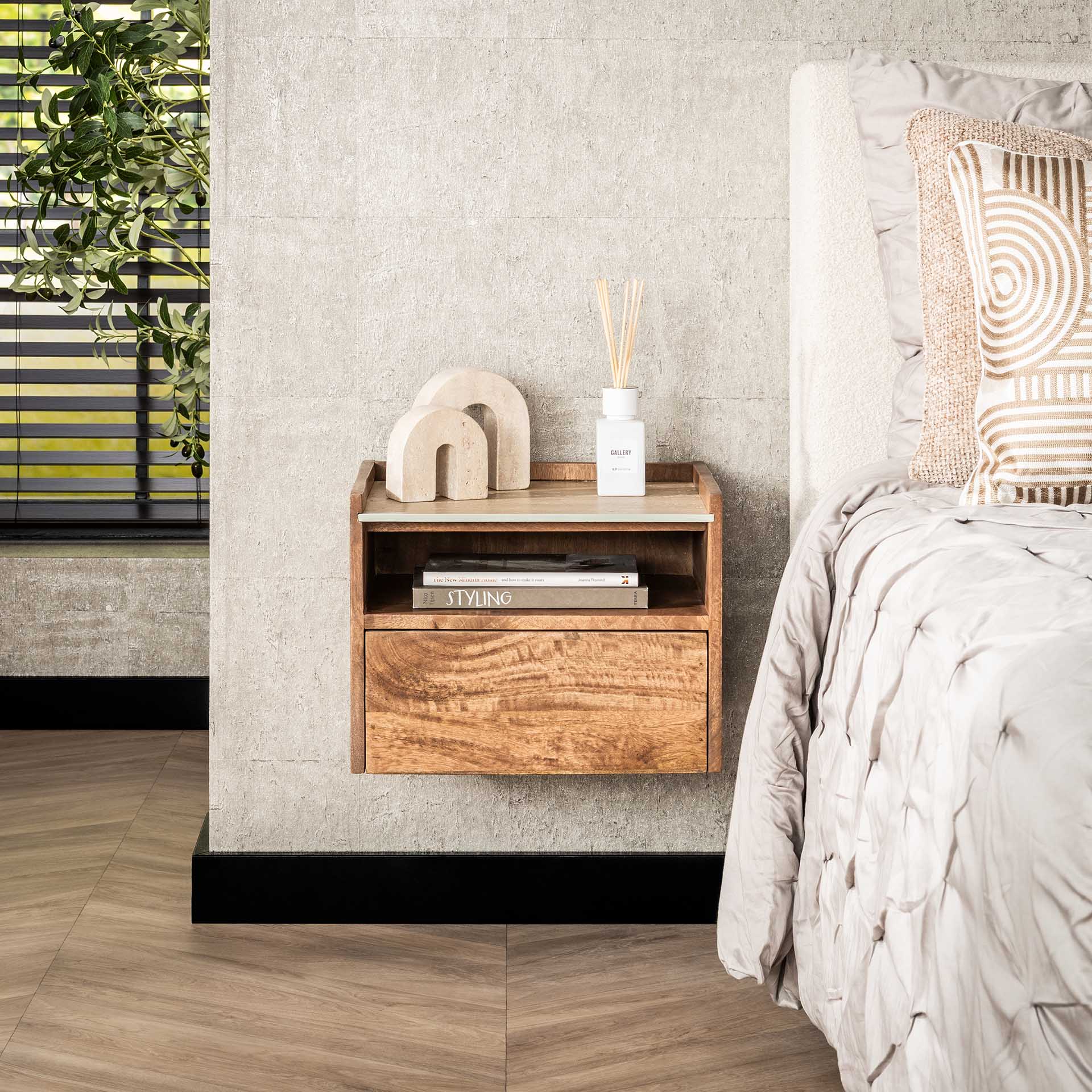 Cerro - Sengebord væghængt i mango og travertin, højde 30 cm.