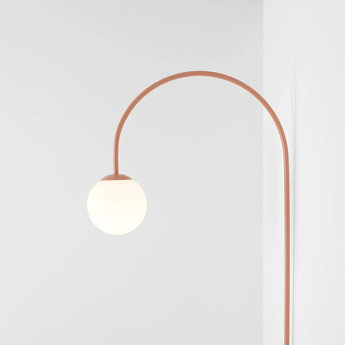 Twiggy - Væglampe i koral farvet metal og hvidt glas