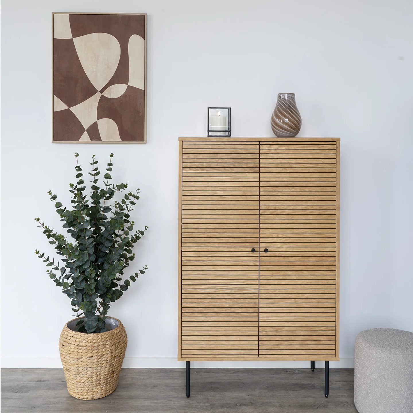 Create skab i ege finer med to døre og fire hylder