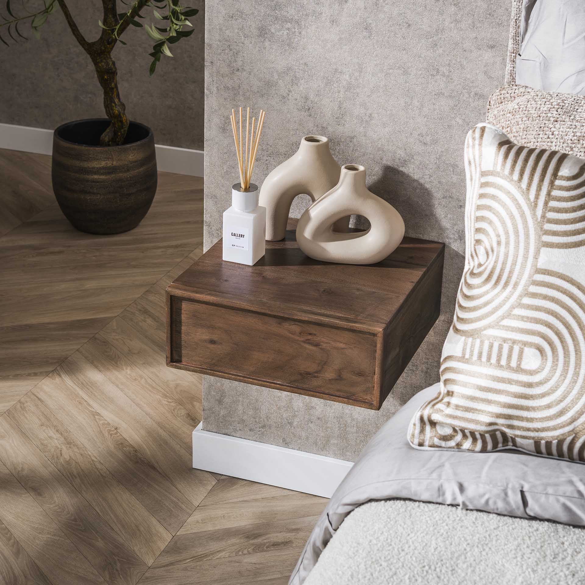 Cove- 2 sengeborde i brun massiv akacietræ med skuffe