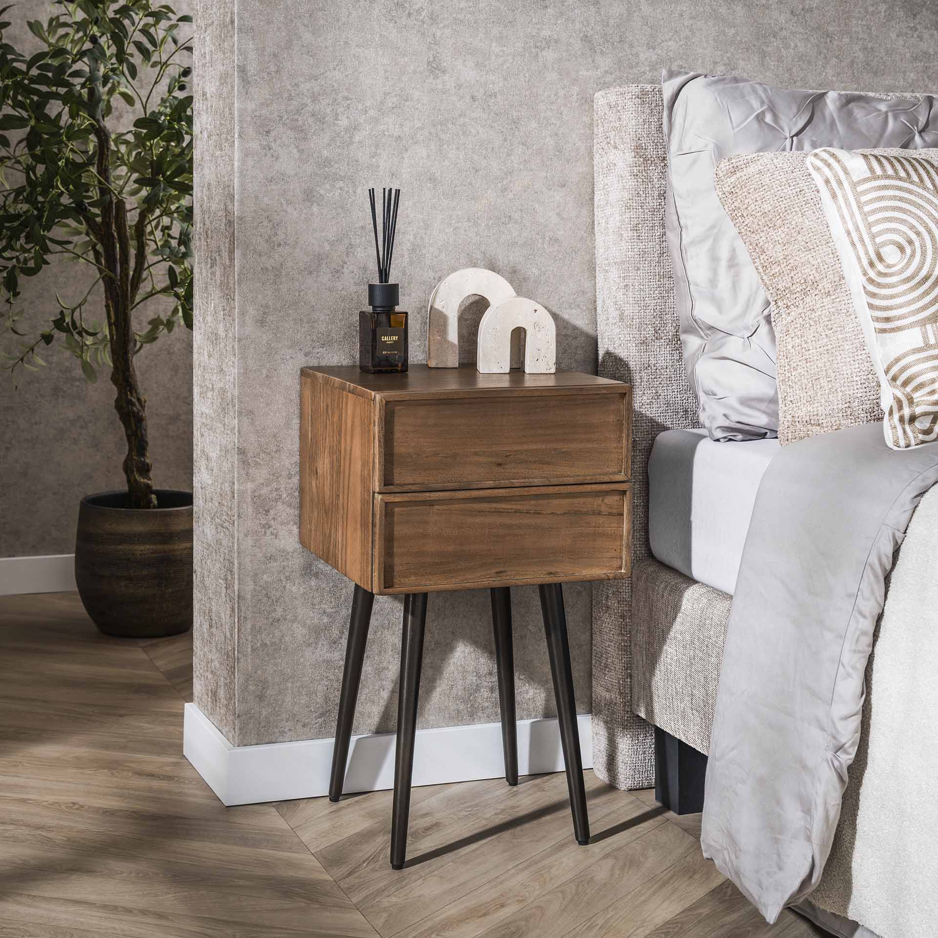 Cove- Sengebord i brun massiv akacietræ med 2 skuffer