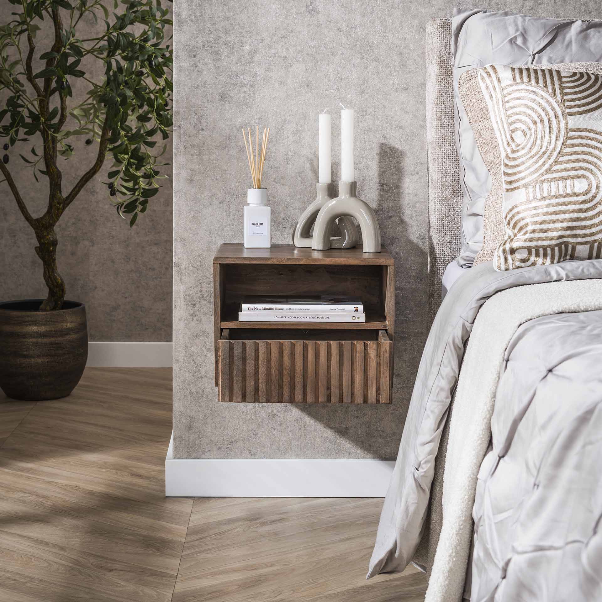 Marron - Sengebord i brun massiv akacietræ med skuffe