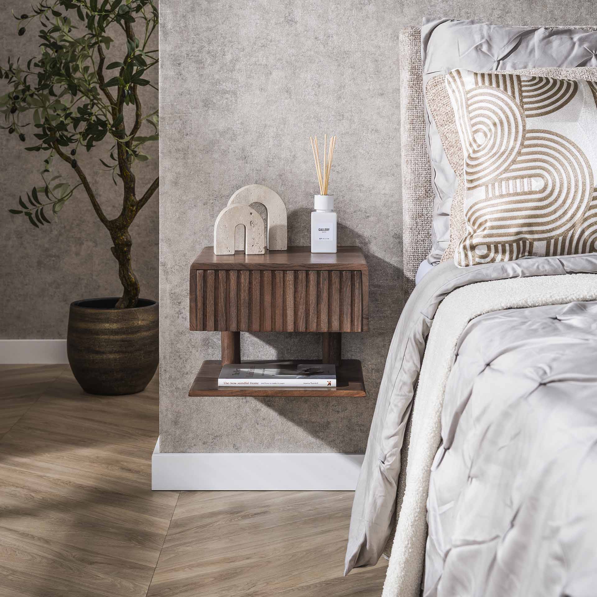 Marron - Sengebord i brun massiv akacietræ med skuffe og hylde