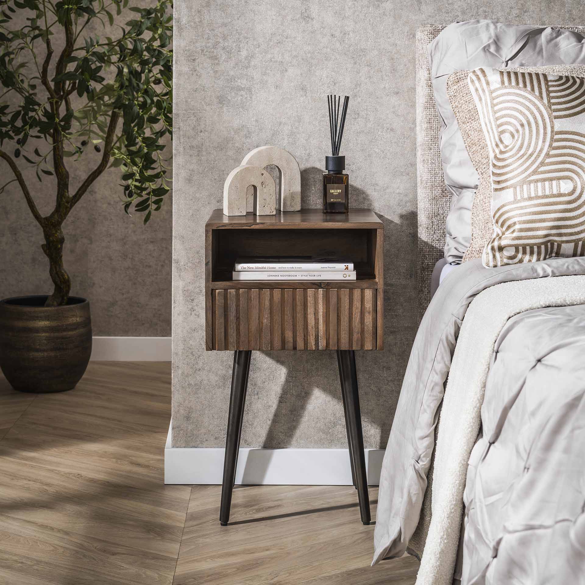 Marron - Sengebord i brun massiv akacietræ med skuffe og metalben