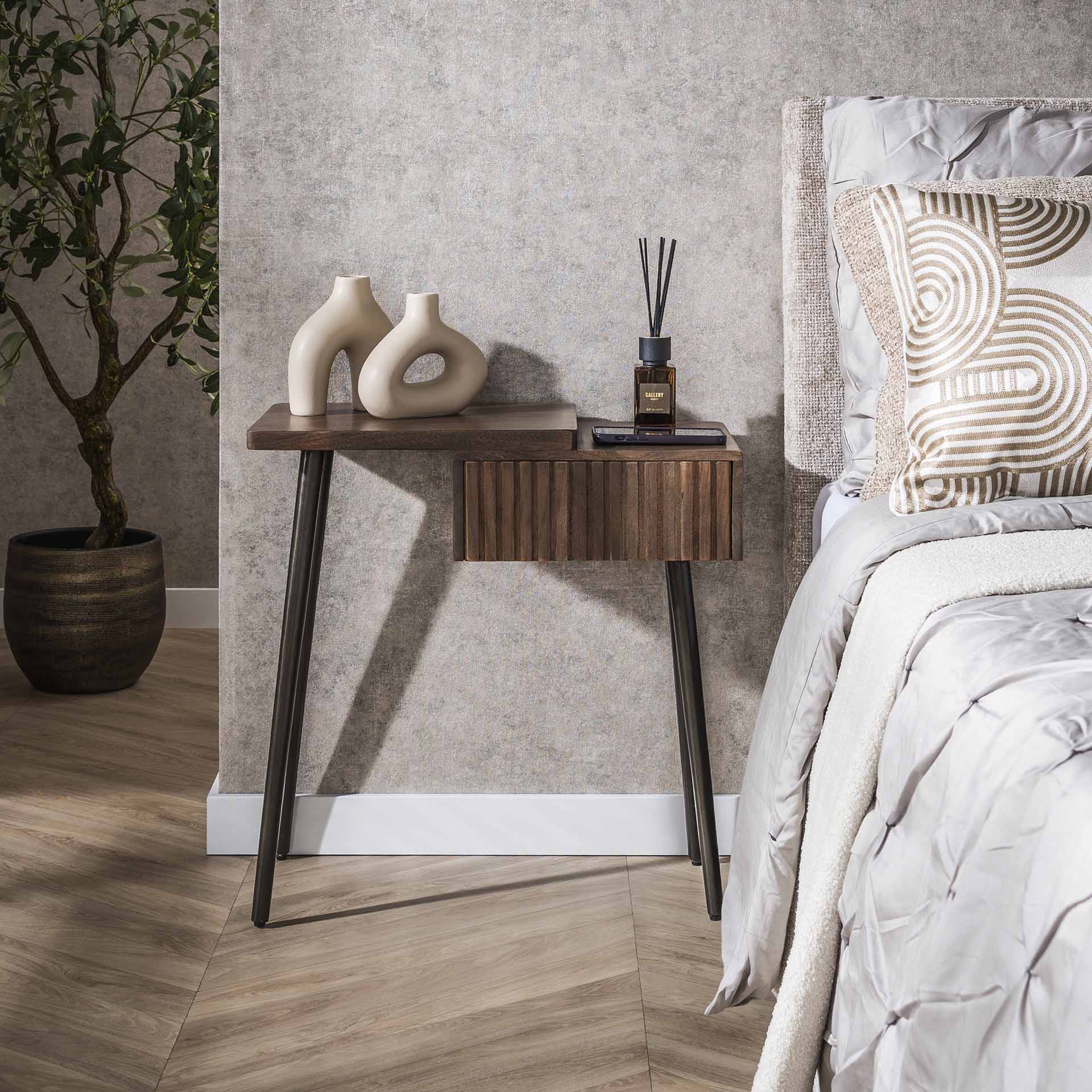 Marron - Sengebord i brun massiv akacietræ med venstrehængt skuffe