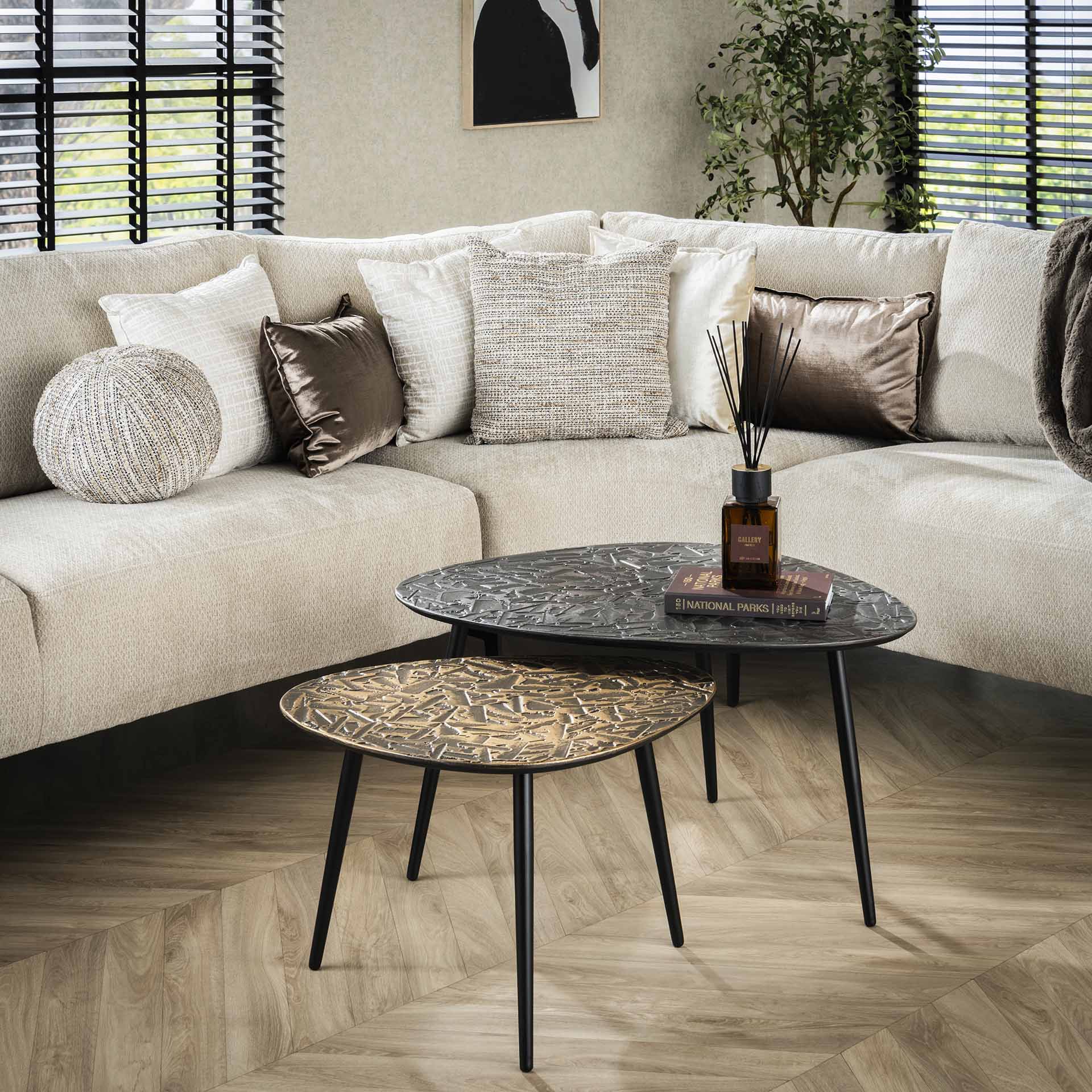 Olympos - Sofabordssæt i organisk trekantet form, lavet i bronze og sølv finish