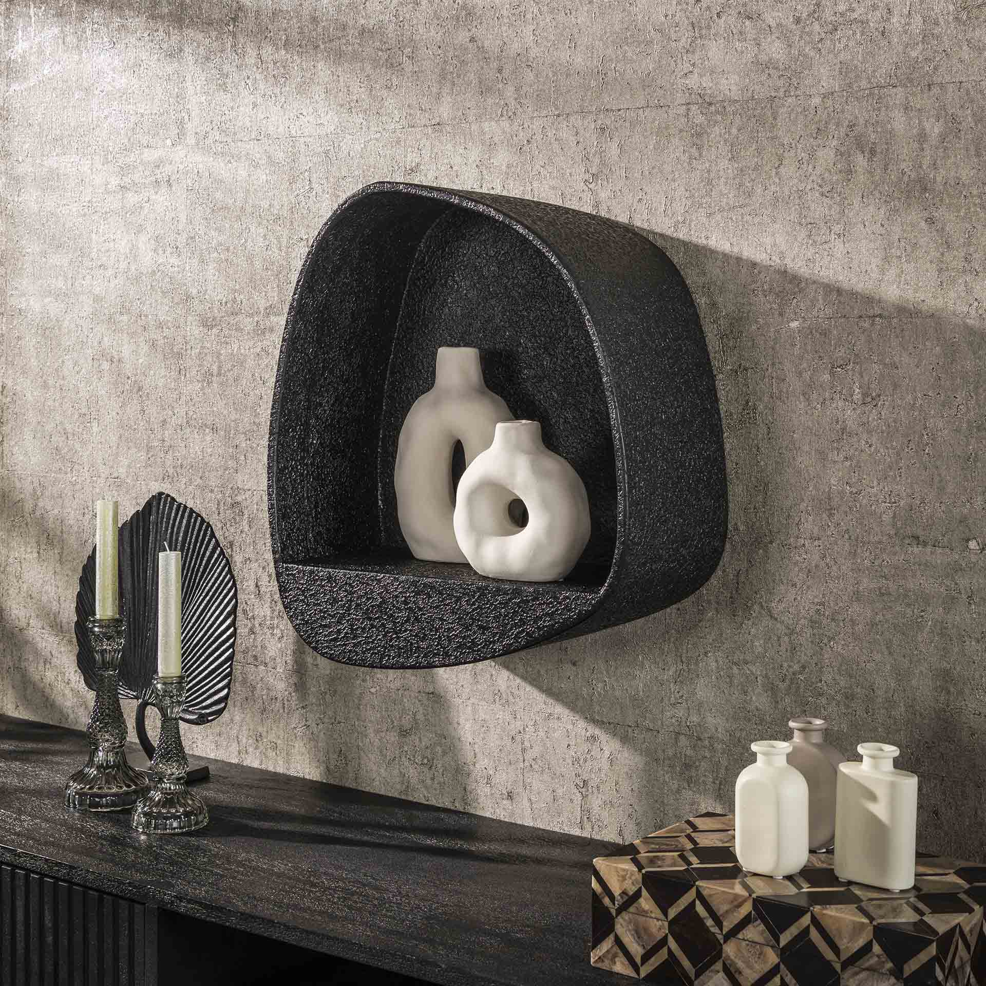 Blunt - Lukket væghylde i grå metal, 43 x 48 cm.