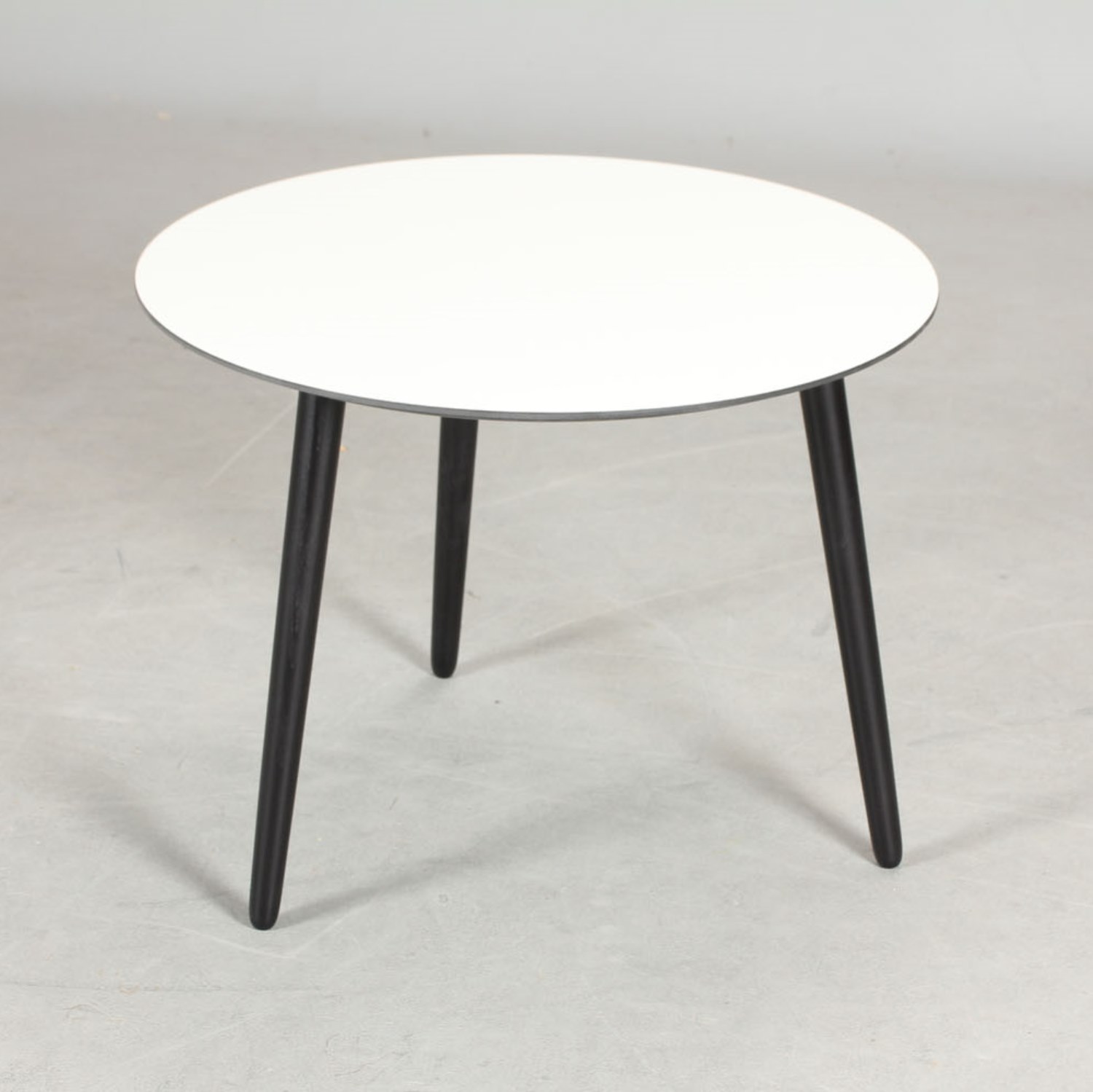 CT 20 - Sofabord i hvid laminat med sorte træben, vælg mellem 4 størrelser Højde 45 cm Rund ø 80 cm
