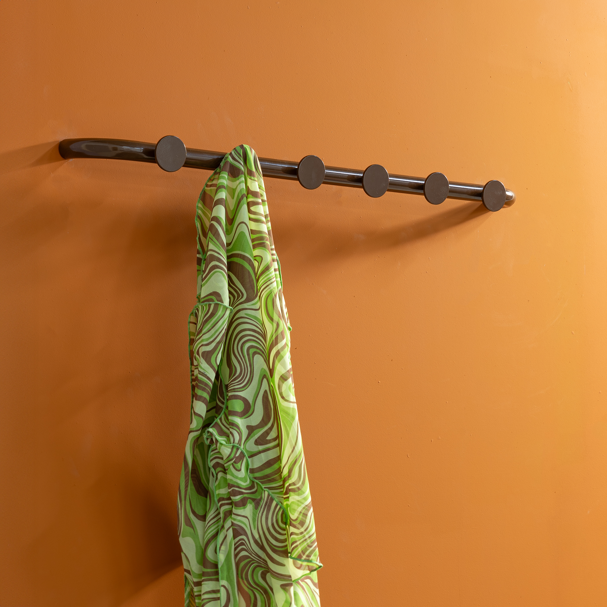 Flash - Knagerække i brun metal med seks knager