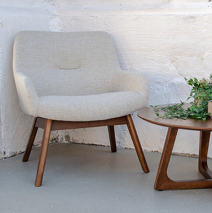 Baley - Lænestol i sandfarvet stof og ben i valnød