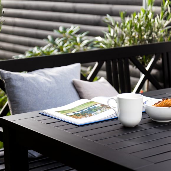 Croix - Havebænk i mat sort mahogni, bredde 120 cm.