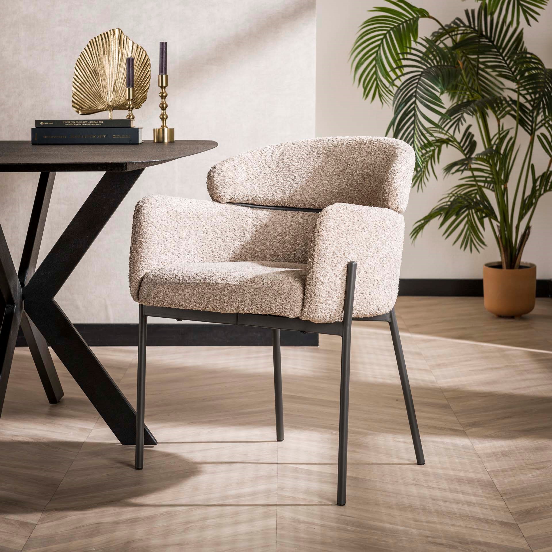 Peaks - 2 Spisebordsstole med armlæn i sandfarvet Bouclè stof