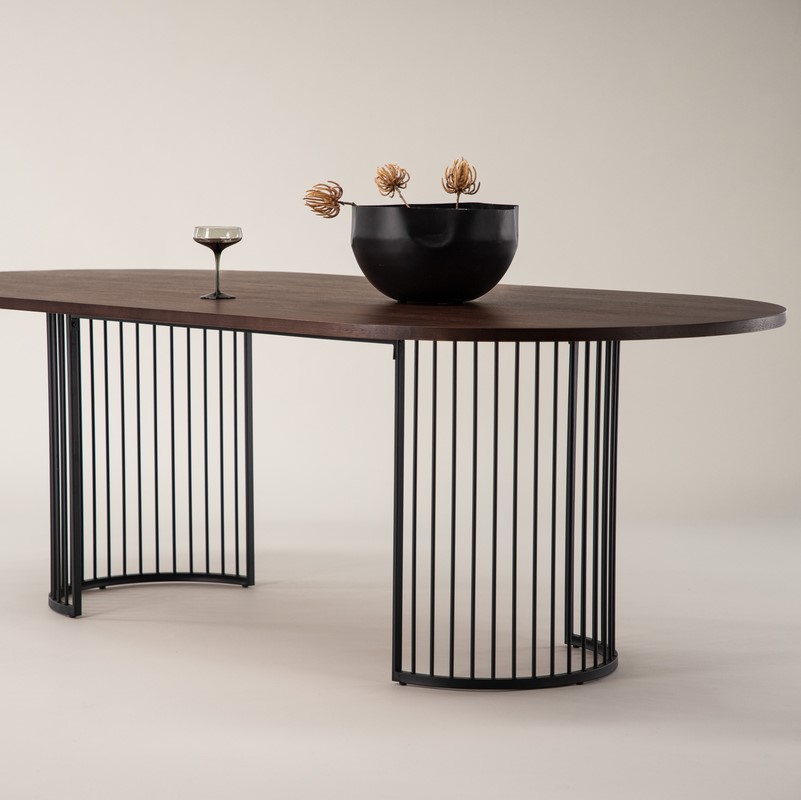 Iron - Spisebord i valnødde finer og stel i metal