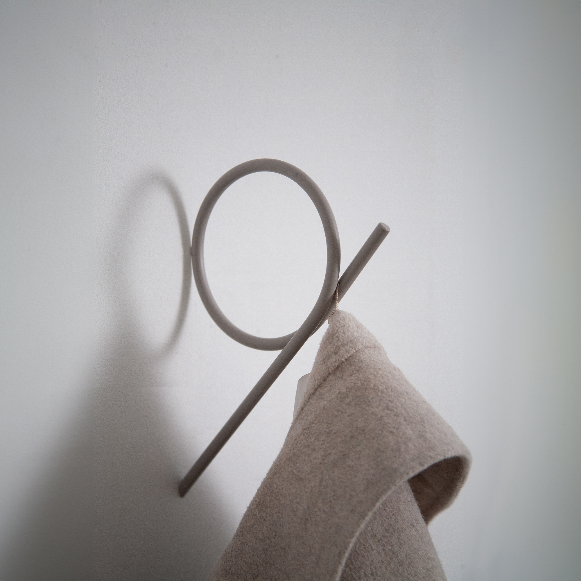 Tupaz - Tre knager i silky taupe metal, vælg mellem 3 størrelser 3 stk. små knager