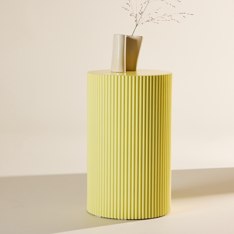 Luups - Sidebord/blomstersøjle i lysegul MDF, diameter 30,5 cm.