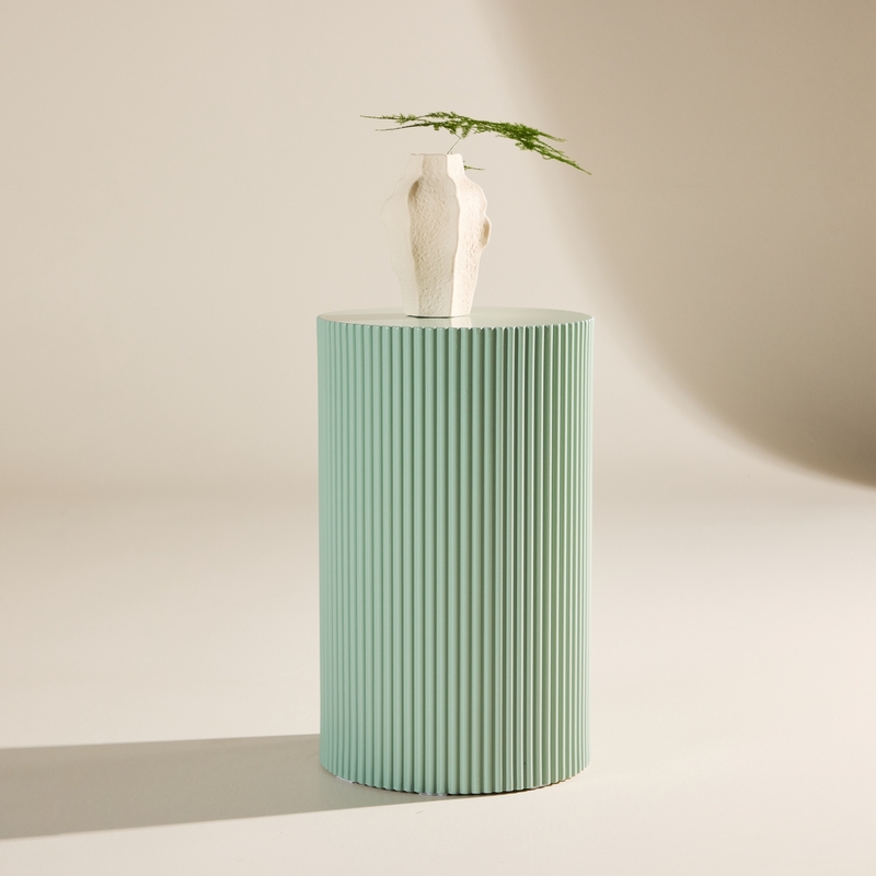 Luups - Sidebord/blomstersøjle i lysegrøn MDF, diameter 30,5 cm.