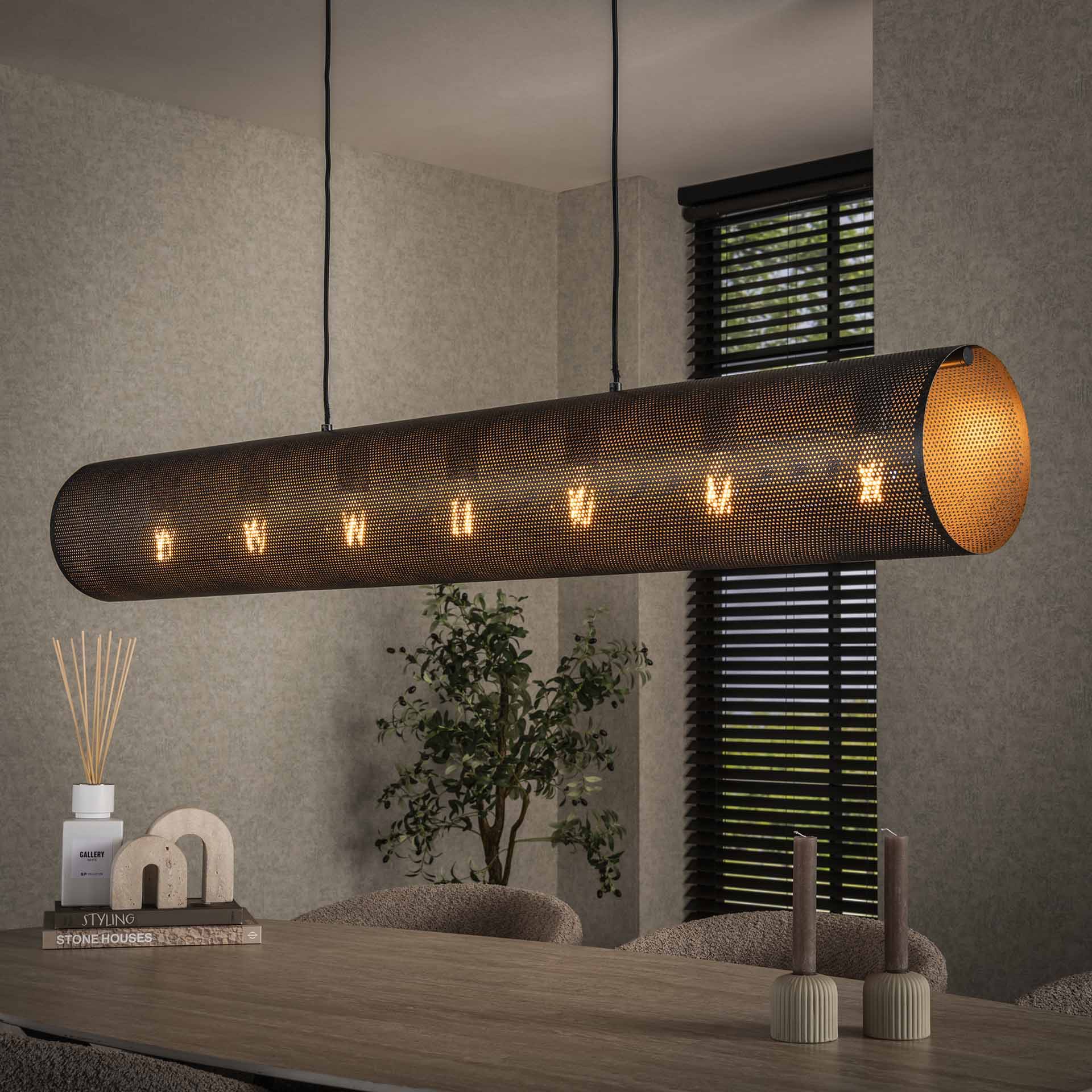 Rollo - Loftlampe i cylinderformet sort perforeret metal, længde 145 cm. Levering uden pære