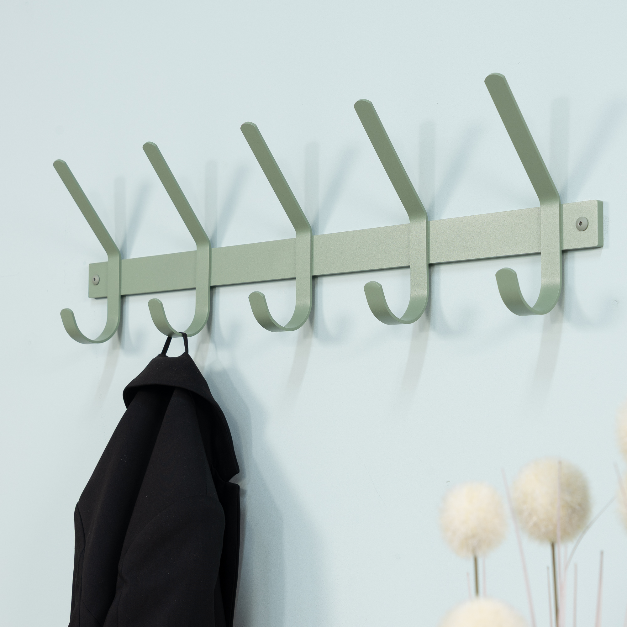 Gancho - Knagerække med fem knager i støvet grøn metal